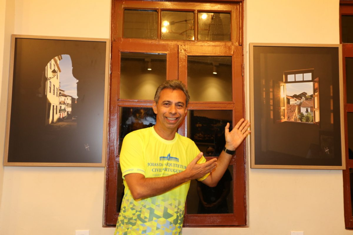 Meireles Jr. entre suas belas fotos que integram a mostra “Joias da Arquitetura Civil Portuguesa” – Foto: Divulgação