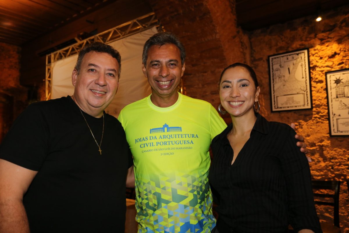 O Diretor de O Imparcial Célio Sérgio com Meireles Jr. e a Profa. Ingrid Braga – Foto: Divulgação 
