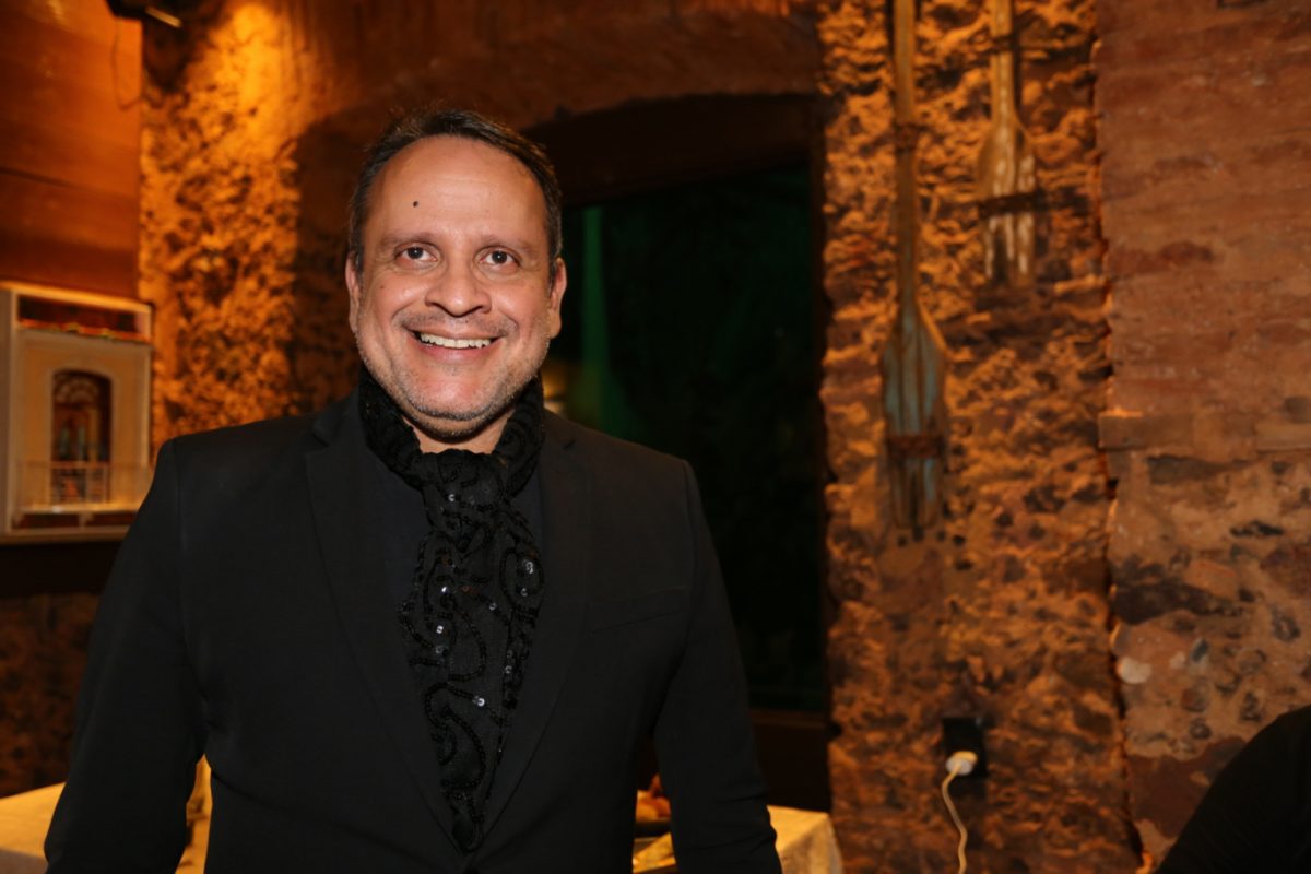 O cantor Alesandro Batista, que interpretou fados portugueses em pocket show – Foto: Divulgação