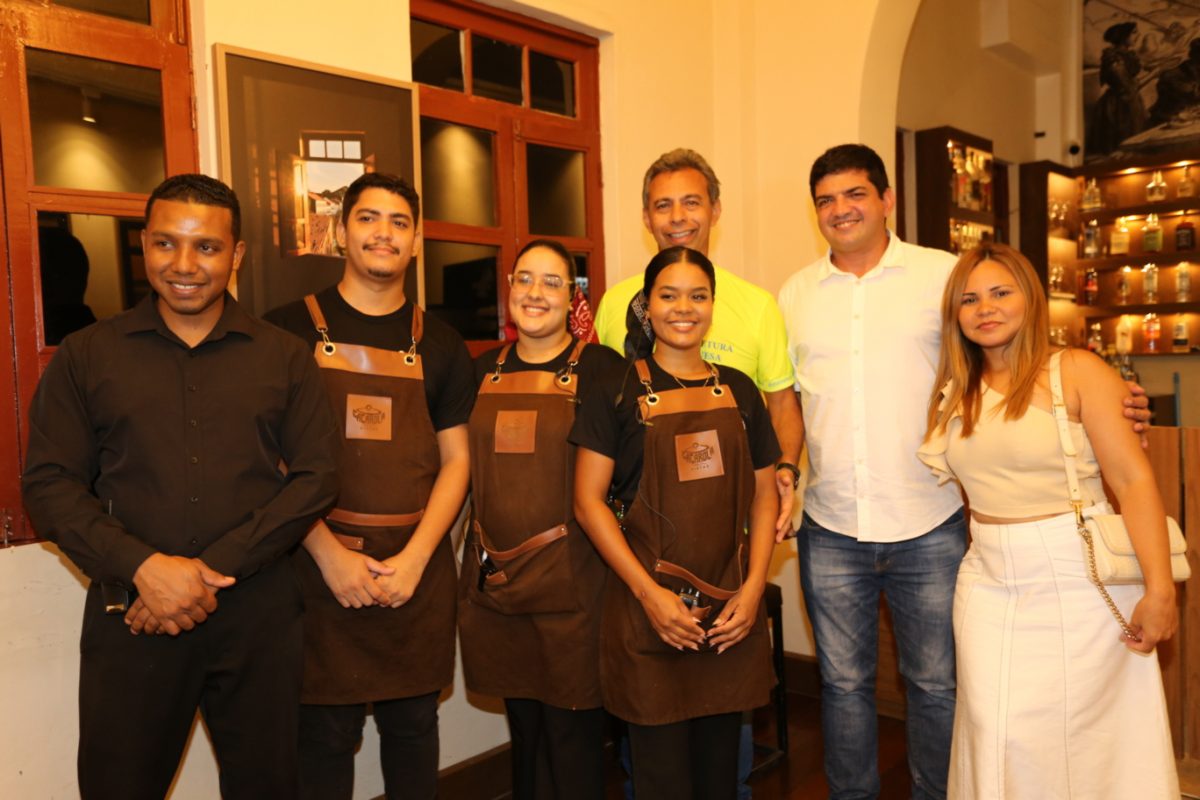 O fotógrafo com Marta Santos e Arthur Pinheiro e sua equipe do Caçarola Bistrô, que foi o palco do evento – Foto: Divulgação