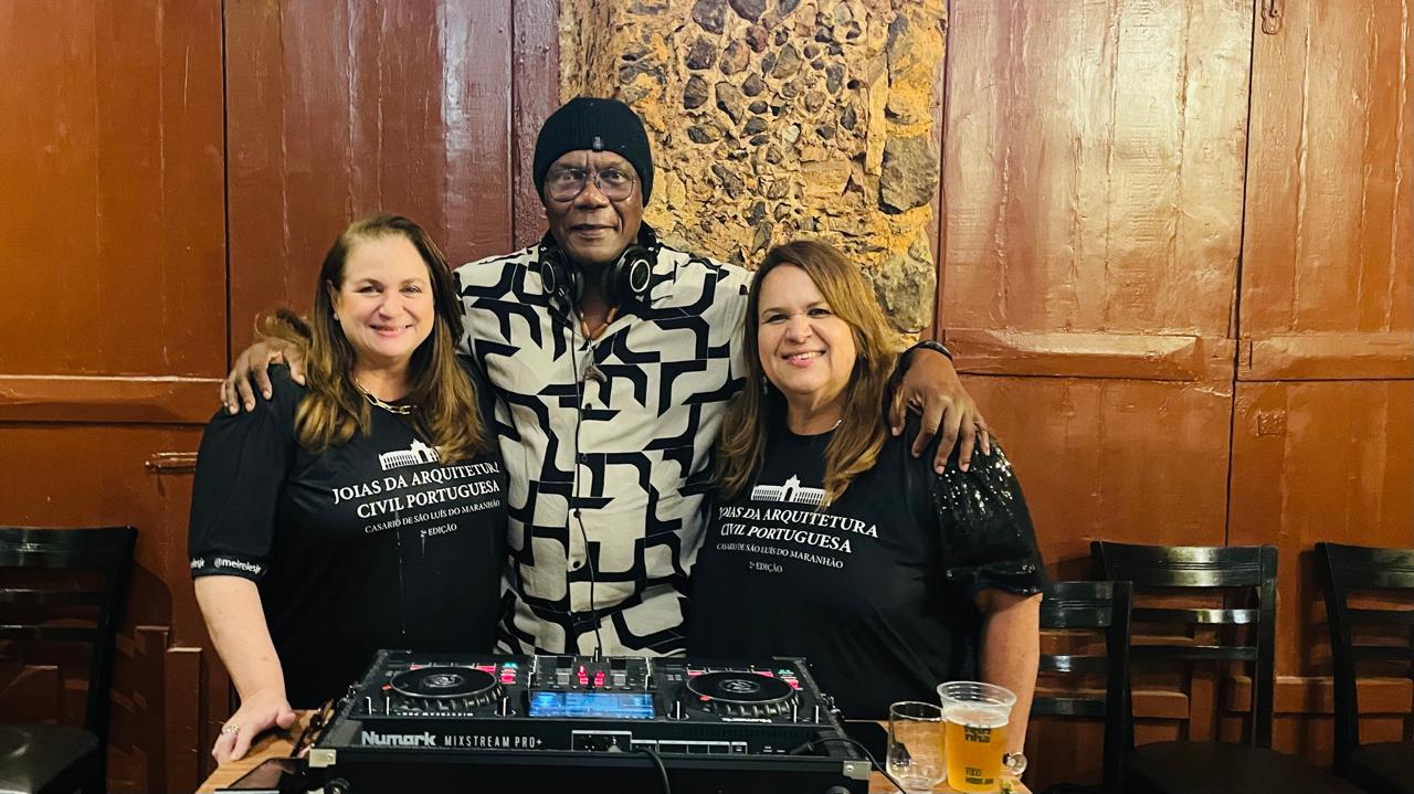 O DJ Pedro Sobrinho, que assinou a discotecagem do evento, entre as assessoras de imprensa Adriana e Danielle Vieira – Foto: Divulgação