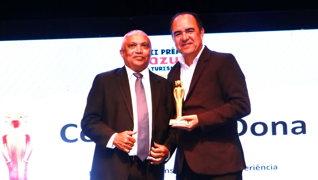 Marcos Davi, que representou a cervejaria Dona, recebe o prêmio do jornalista Reginaldo Cazumbá, idealizador da premiação – Foto: Divulgação