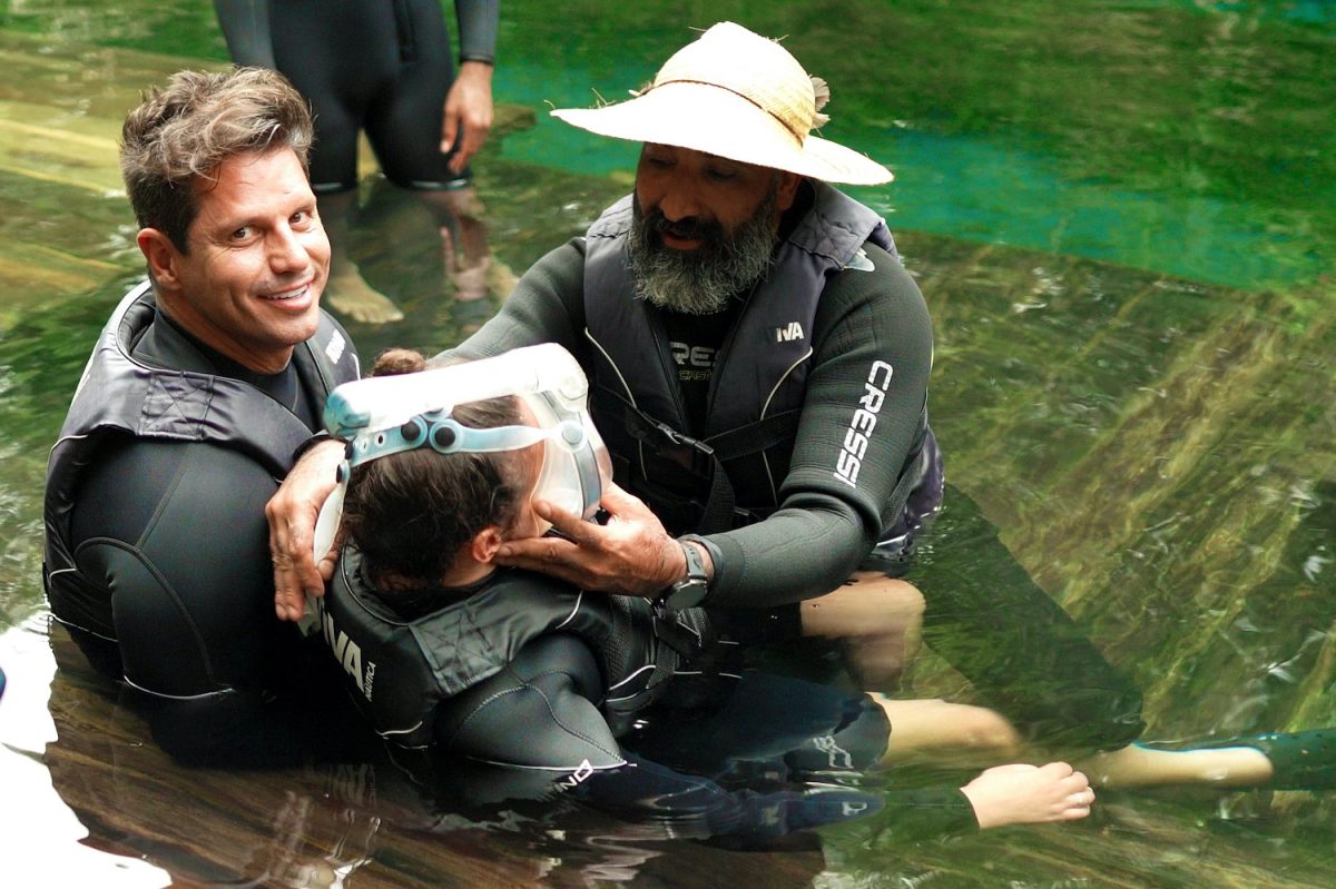 Durante as gravações, a dupla pôde realizar a flutuação na Nascente Azul foto: Divulgação