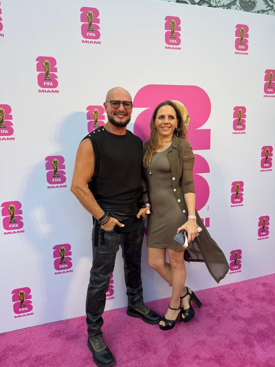 Rubem Robierb chegou ao evento acompanhado da também brasileira Bianca Cutait - Foto: Divulgação