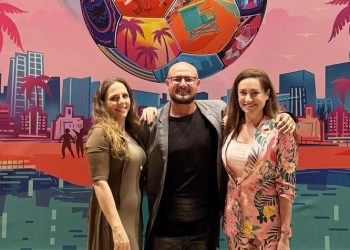 Bianca Cutait, Rubem Robierb e Claudia Vasquez em frente ao poster oficial da cidade de Miami - Foto: Divulgação