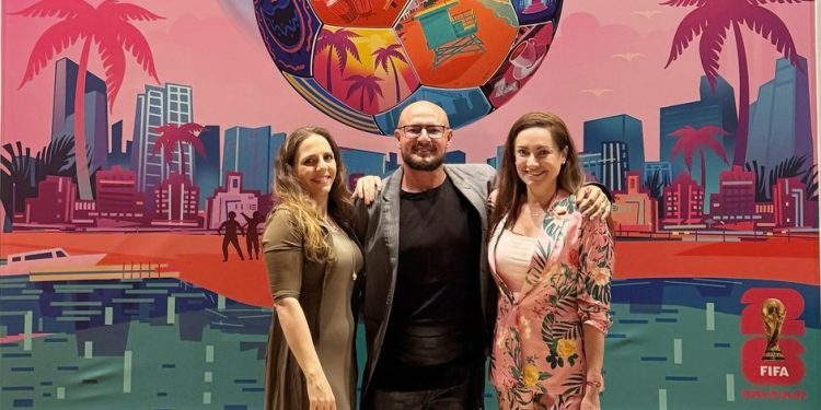 Bianca Cutait, Rubem Robierb e Claudia Vasquez em frente ao poster oficial da cidade de Miami - Foto: Divulgação