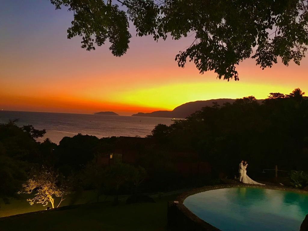 O Pôr do Sol indescritível do Espaço Galiileu, com o verde das montanhas e a rusticidade do espaço – Foto: Divulgação