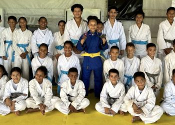 RKayara entre os colegas judocas, integrantes do projeto social “Farol de Campeões” criado pelo Porto São Luís para jovens das comunidades do Cajueiro e adjacências – Foto: Divulgação