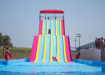 Castelo Park Aquático, um passeio com piscinas aquecidas, toboáguas, rampas, cachoeiras e outras atrações para o lazer em família - Foto: Divulgação