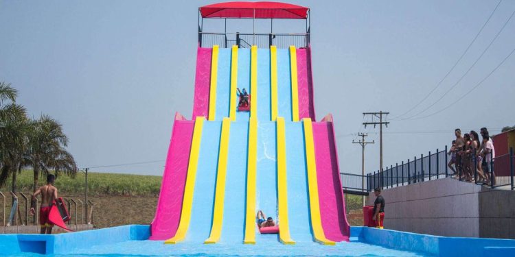 Castelo Park Aquático, um passeio com piscinas aquecidas, toboáguas, rampas, cachoeiras e outras atrações para o lazer em família - Foto: Divulgação