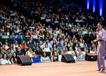 Milhares de pessoas ao redor do país já foram impactadas pela palestra "Oratória da Elegância" - Foto: Divulgação
