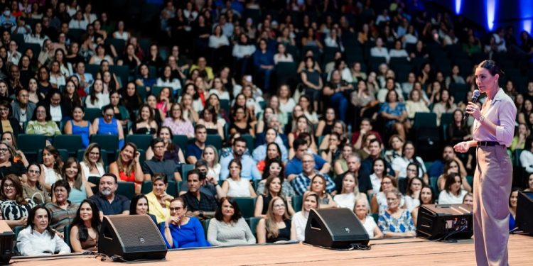 Milhares de pessoas ao redor do país já foram impactadas pela palestra "Oratória da Elegância" - Foto: Divulgação