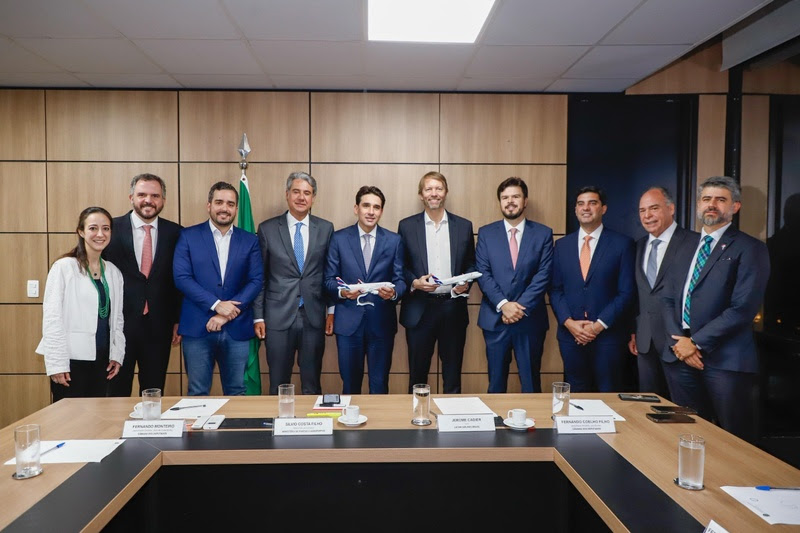 Executivos da LATAM e autoridades em anúncio da rota Recife-Petrolina em Brasília – Foto: Eduardo Oliveira
