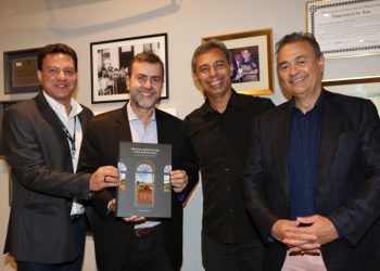 O vice-governador do Maranhão, Felipe Camarão, o presidente. da Embratur, Marcelo Freixo, o fotógrafo e autor Meireles Jr. e o des. federal Ney Belo, em recente evento na UNDB. Freixo não poupou elogios ao novo livro de Meireles Jr. e sua valorosa contribuição para o turismo - Foto: Divulgação