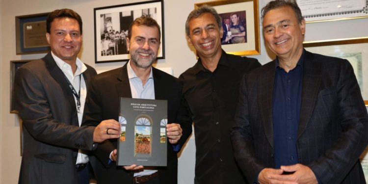 O vice-governador do Maranhão, Felipe Camarão, o presidente. da Embratur, Marcelo Freixo, o fotógrafo e autor Meireles Jr. e o des. federal Ney Belo, em recente evento na UNDB. Freixo não poupou elogios ao novo livro de Meireles Jr. e sua valorosa contribuição para o turismo - Foto: Divulgação