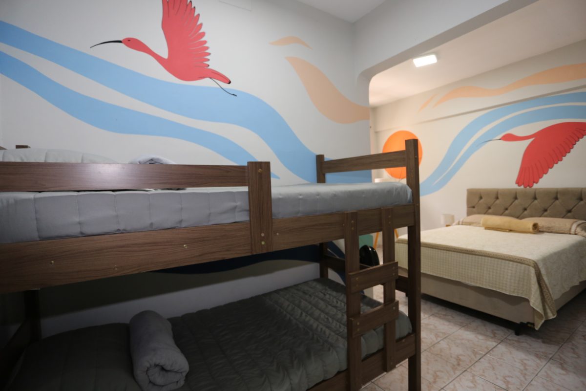 As duas suítes contam com camas de casal e beliches, e oferecem mobiliário, TV, ar-condicionado e roupa de cama aos hóspedes em tratamento de saúde – Foto: Danielle Vieira