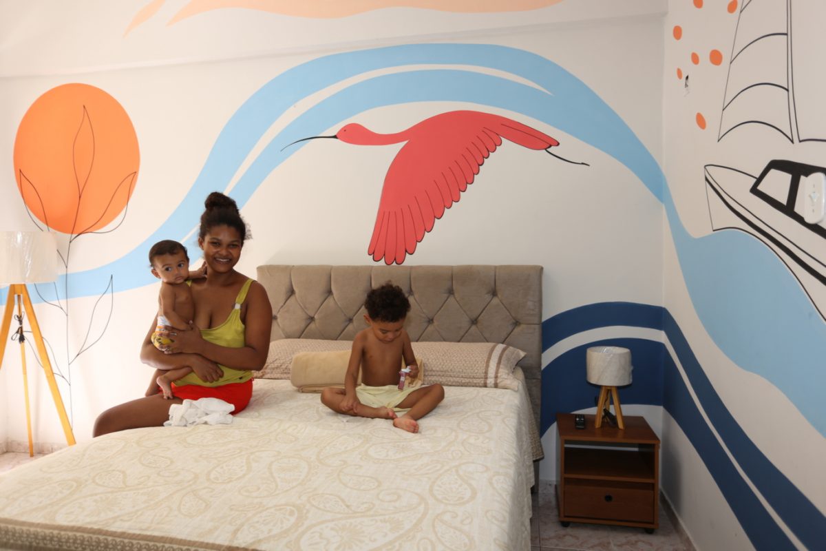 A dona de casa de Turiaçu (MA), Karla Carvalho Cardoso com os dois filhos que foram hóspedes da Casa Shipping Protection no último mês de março – Foto: Danielle Vieira