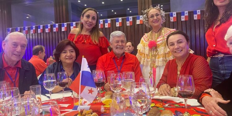 Animados skålegas peruanos reforçam o convite para o Congresso Mundial de Clubes Skål, que será realizado em Cusco, de 25 a 30 de setembro de 2025 - Foto: Divulgação