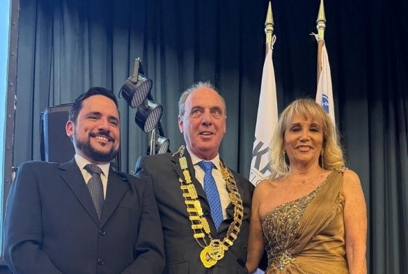 Mario Costa, presidente do CAS, entre Nicola Furnari e Rosario (Chary) Gonzáles - Foto: Divulgação