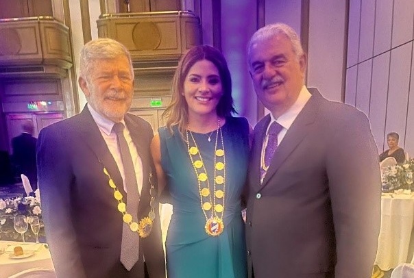 Maria del Pilar Salas de Sumar, Presidente do Skål Cusco, ladeada por Jorge Jochamowitz, Presidente do Skål Lima, e Walter Teixeira, Ex-Presidente do Skål São Paulo e futuro presidente da Skål International Brasil Foto: Divulgação