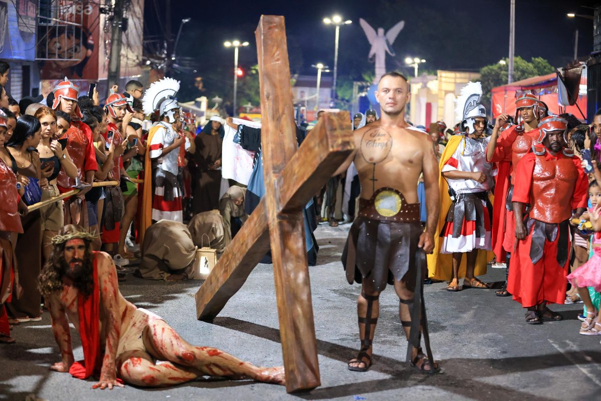 Jesus Cristo cai pela primeira vez, sentindo o peso da Cruz carregada, a coroa de espinhos, na cabeça, e as chicotadas no corpo – Foto: Gilson Ferreira
