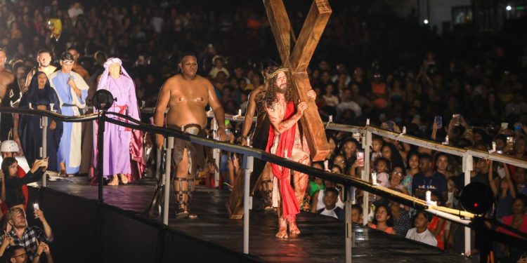 Sob a ameaça de chicotadas dos carrascos, carregando a Cruz rumo ao Monte do Calvário (Praça da Ressurreição) – Foto: Gilson Ferreira