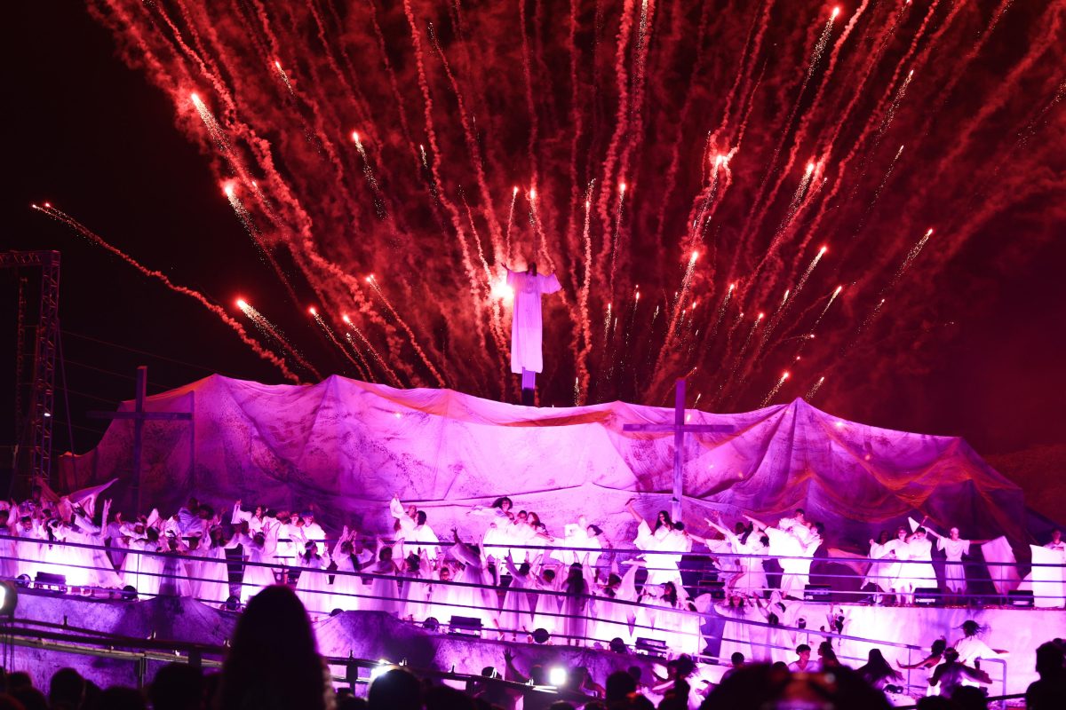 A Ressurreição de Jesus e o apogeu da encenação Da Poeira ao Palco, elevando o bairro de origem proletária e carente – Foto: Gilson Ferreira