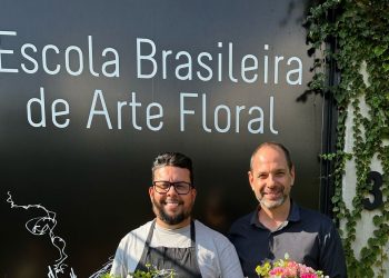 Legenda: O CEO da Villa do Vinho Bistrô Werter Bandêira e o professor Tanus Saab, exibindo arranjos florais feitos durante o curso na Escola Brasileira de Arte Floral em São Paulo – Foto: Divulgação