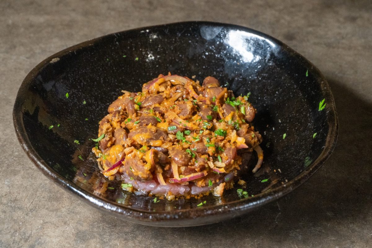 Tártaro de atum com fava, molho sardela e pangrattato. Chef Lucas Ferreira, do Tapas - Foto: Divulgação