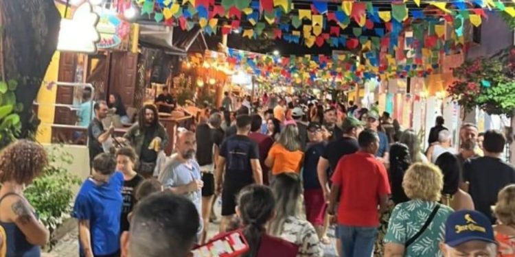 Neste mês de junho, Canoa Quebrada vive a magia do Nordeste com o pé na areia, o coração em festa e os olhos encantados. Porque Canoa não apenas encanta — Canoa é inesquecível – Foto: Divulgação