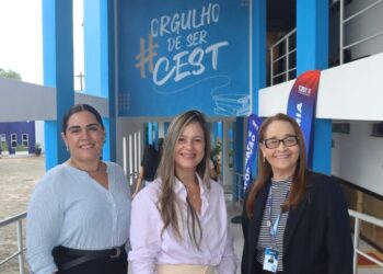 A premiada docente do Curso de Nutrição do CES, Profa. Dra. Thalita de Albuquerque Véras Câmara com a aluna Marla Dias de Carvalho e a Profa. Tereza Medeiros, Coord. do Curso de Nutrição do CEST – Foto: Divulgação