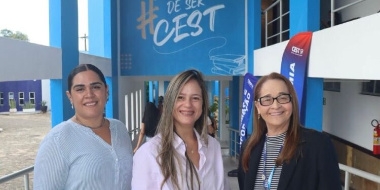 A premiada docente do Curso de Nutrição do CES, Profa. Dra. Thalita de Albuquerque Véras Câmara com a aluna Marla Dias de Carvalho e a Profa. Tereza Medeiros, Coord. do Curso de Nutrição do CEST – Foto: Divulgação