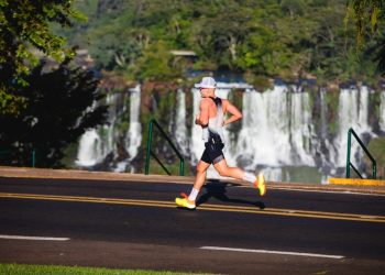 Uma competição em meio as belezas das Cataratas do Iguaçu, uma das Sete Maravilhas Mundiais da Natureza - Foto: Divulgação