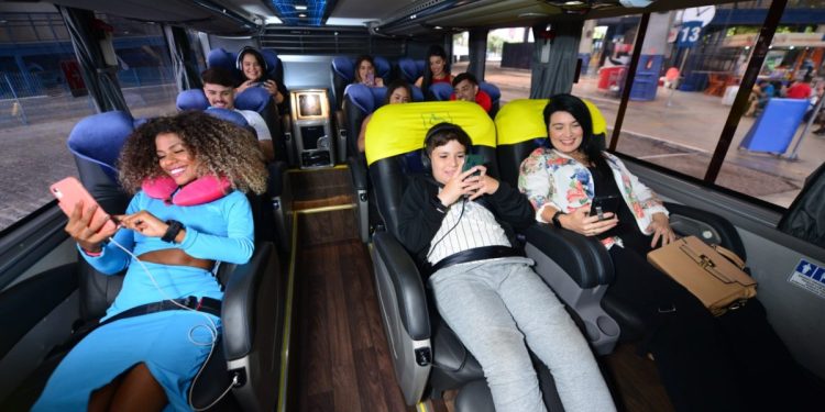 A empresa investe em 10 veículos do modelo Campione Invictus DD (Double Decker), configurados com poltronas Leito Cama no piso superior e poltronas Leito no piso inferior – Foto: Divulgação