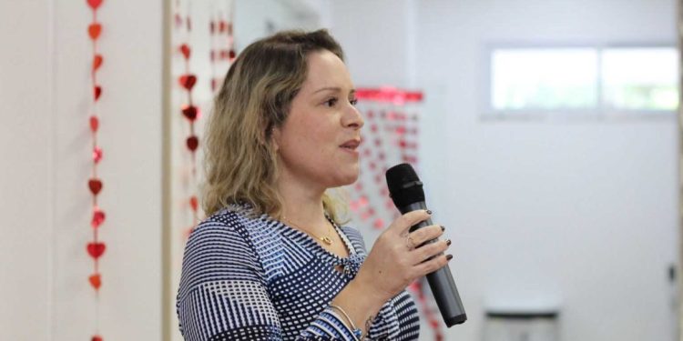 A psicóloga Chrystiane Vasconcelos, gestora do Núcleo de Gente e Gestão do HSE, saudando as mães colaboradoras - Foto: Belarmino Gomes