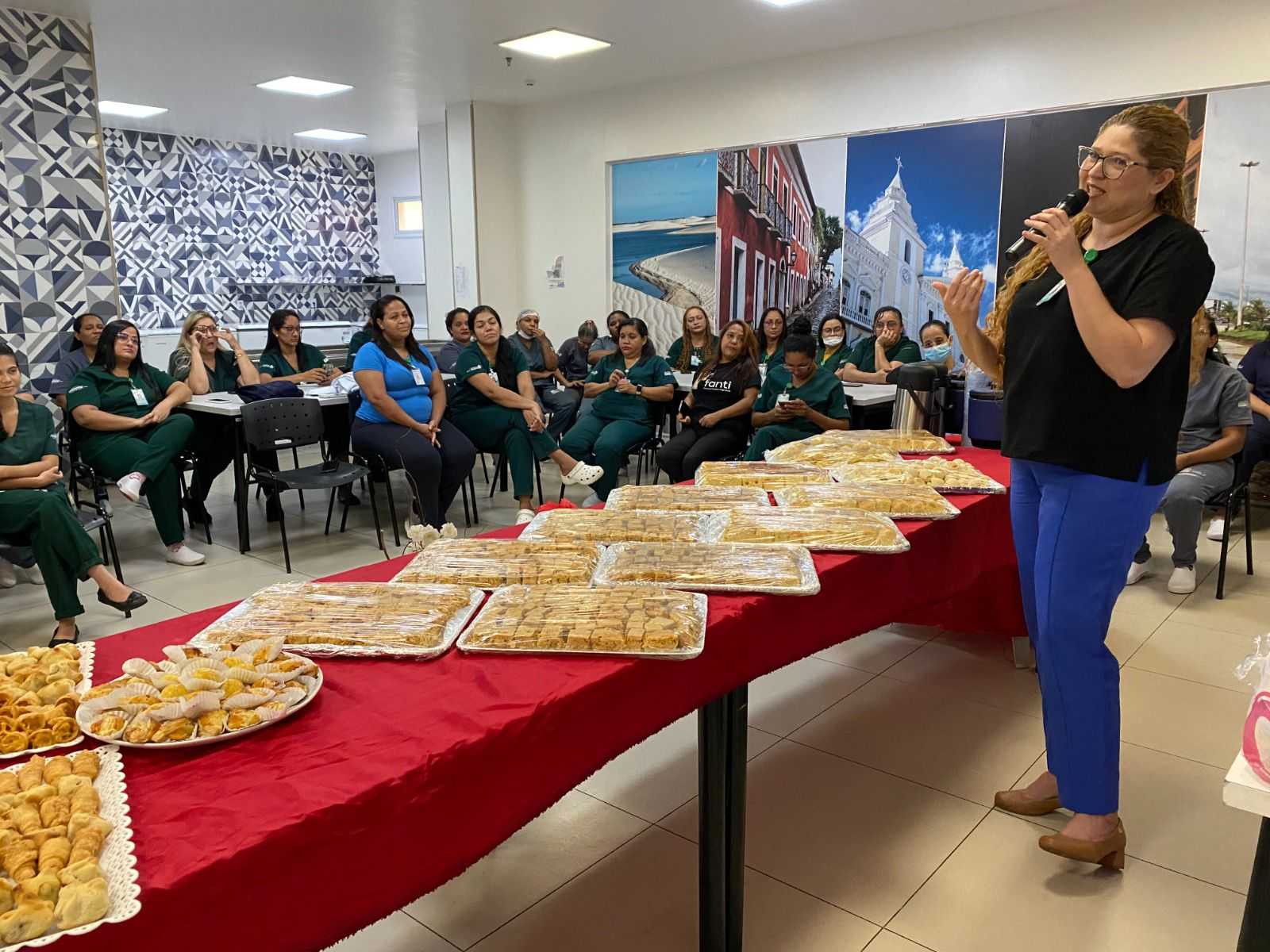 A colaboradora Ayrla Rocha dando um depoimento sobre os desafios da maternidade para as profissionais de saúde - Foto: Belarmino Gomes