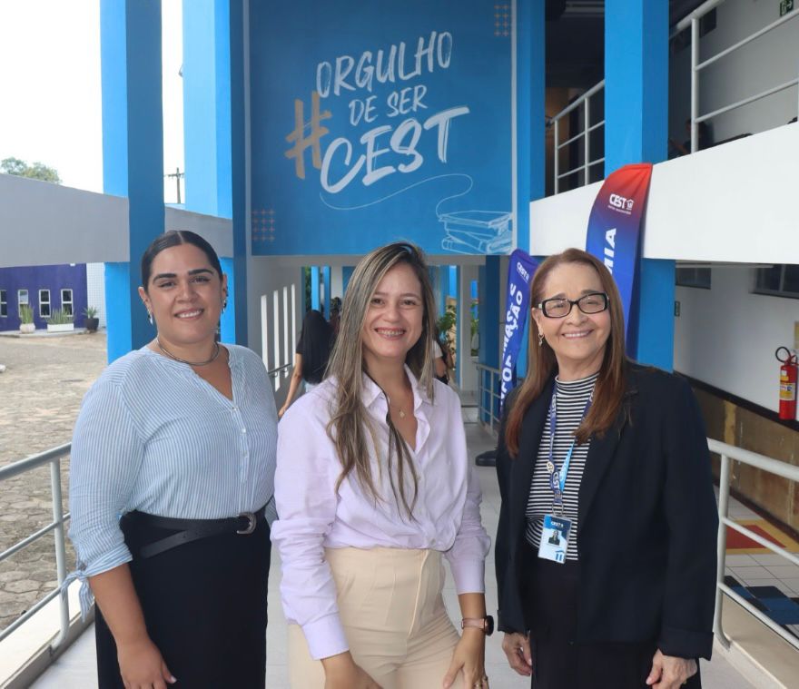 A premiada docente do Curso de Nutrição do CEST, Thalita de Albuquerque Véras Câmara com a aluna Marla Dias de Carvalho e a professira Tereza Medeiros - Foto: Divulgação