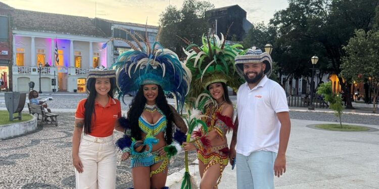 Colaboradores da Operadora Maxx já em clima de São João; com as lindas índias do Boi de Itapari, que conta com apoio cultural da empresa - Foto: Divulgação