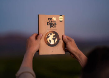 Sua história pessoal também impressiona: criado em um lar violento, abandonou a escola aos 13 anos, passou por abusos e transformou sua trajetória por meio da fé - Foto: Divulgação