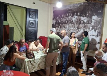 Os exemplares foram autografados por Euzébio Pinto e Henrique Borralho num espaço alteroso da Casa das Minas – Foto: Divulgação