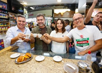 Freixo revelou a iniciativa na tarde desta quinta-feira (22), no Mercado Central, em coletiva de imprensa ao lado do prefeito da cidade, Álvaro Damião - Foto: Júnia Garrido