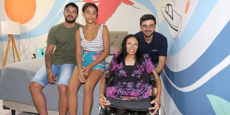 Os hóspedes Neuracy e os filhos Wesley e Eduarda com Paulo Renato Lemos, da empresa marítima Shipping Protection - Foto: Adriana Vieira