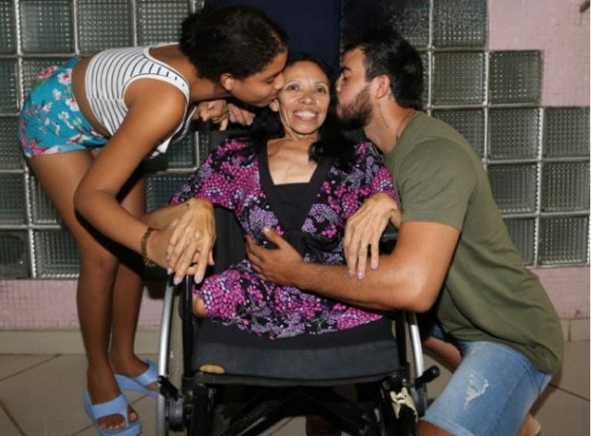 O amor dos filhos é o maior presente para a supermãe Neuracy de Oliveira Feitosa, que esse ano passou esse Dia das Mães longe de casa, mas bem acolhida com hospedagem gratuita viabilizada pelo projeto social da empresa Shipping Protection, em São Luís - Foto: Adriana Vieira