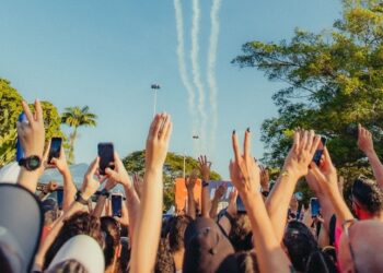 Em ativação com a Esquadrilha Céu, marca surpreendente o público ao formar as icônicas três listras com os aviões sobrevoando a largada dos 5K e comemora o início dos dias de prova - Foto: Divulgação
