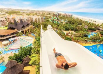 A campanha também inclui a chance de conhecer o Parque Arvorar, e o Surreal, a mais alta montanha-russa aquática do mundo, com valores especiais - Foto: Divulgação