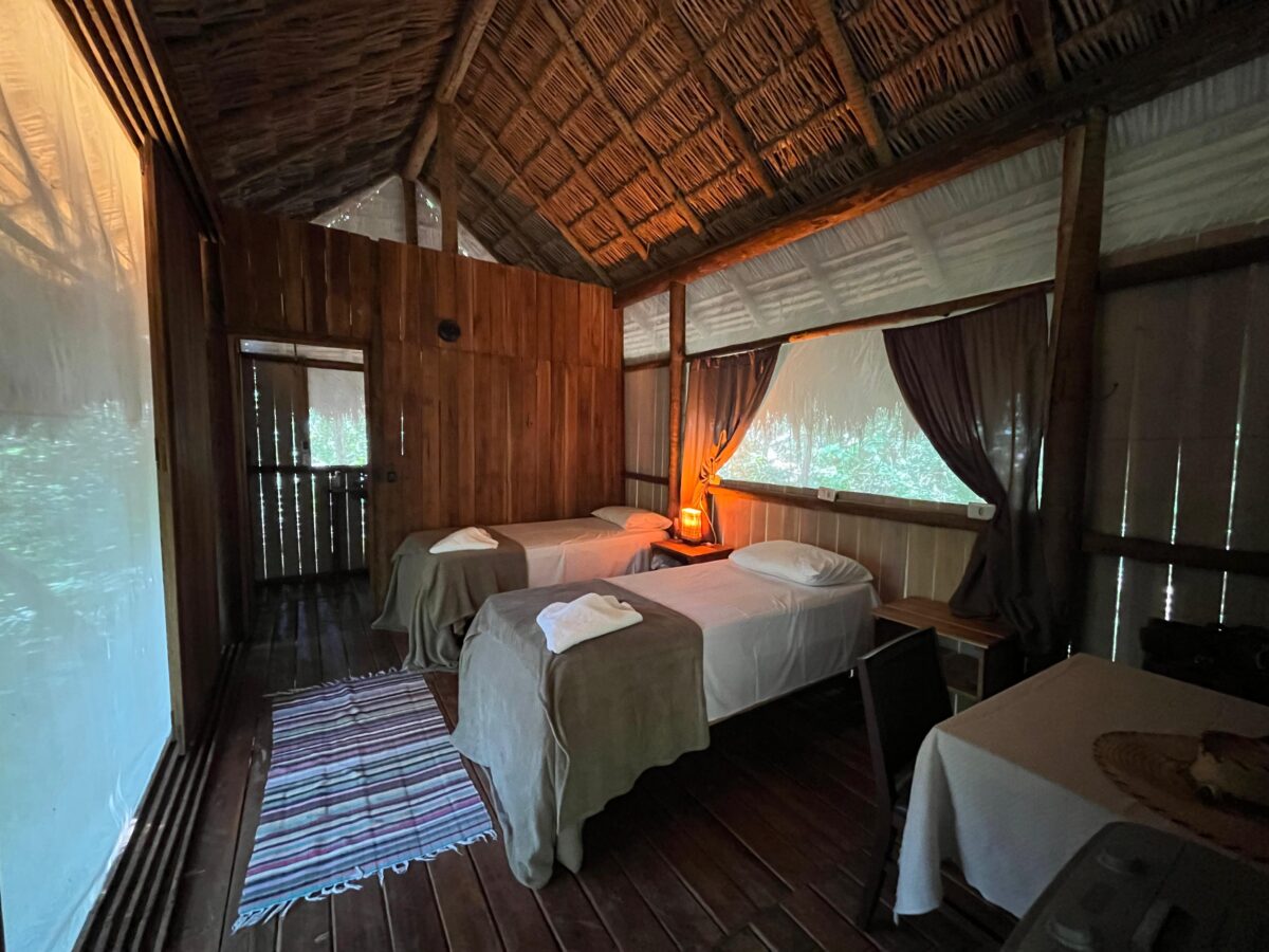 Cabanas confortáveis com espaço para três ou até quatro pessoas – Foto: Penaforte Dias