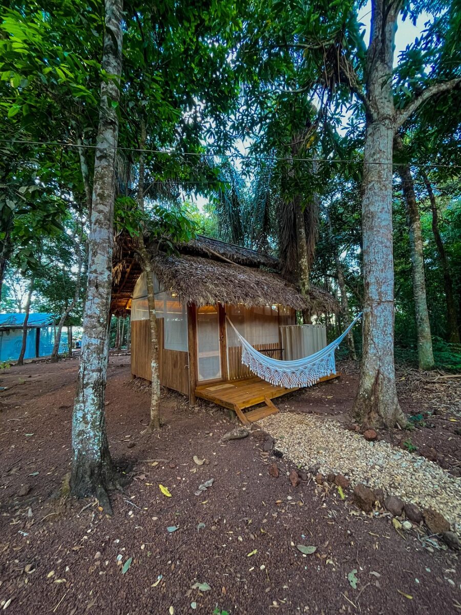 Em meio ao ambiente natural, as belas cabanas que circundam o Rio do Coco – Foto: Penaforte Dias
