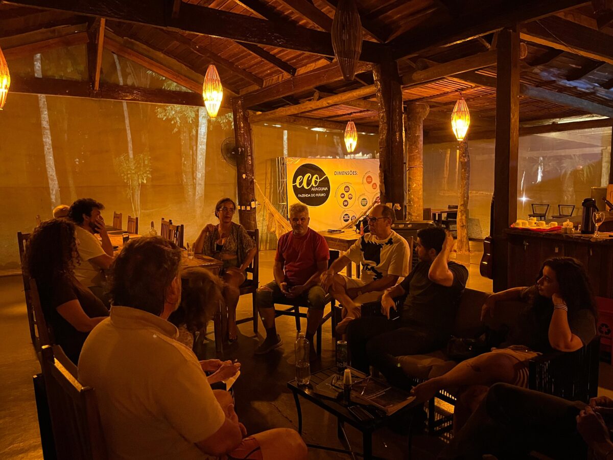 Ambientes internos combinam rusticidade e aconchego, com móveis em madeira e decoração integrada ao cenário natural – Foto: Penaforte Dias