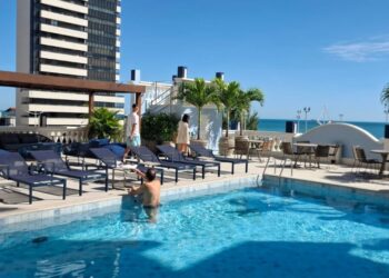 Com uma vista deslumbrante da Praia de Iracema, o Hotel Sonata se destaca pelas suas ações sustentáveis e difusão das obras artísticas cearenses - Foto: Gutemberg Bogéa