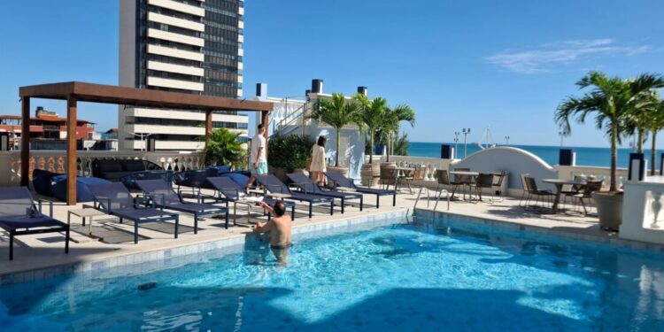 Com uma vista deslumbrante da Praia de Iracema, o Hotel Sonata se destaca pelas suas ações sustentáveis e difusão das obras artísticas cearenses - Foto: Gutemberg Bogéa